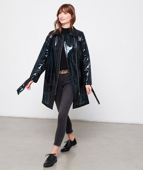 Trench estampado escocés efecto vinilo azul marino.