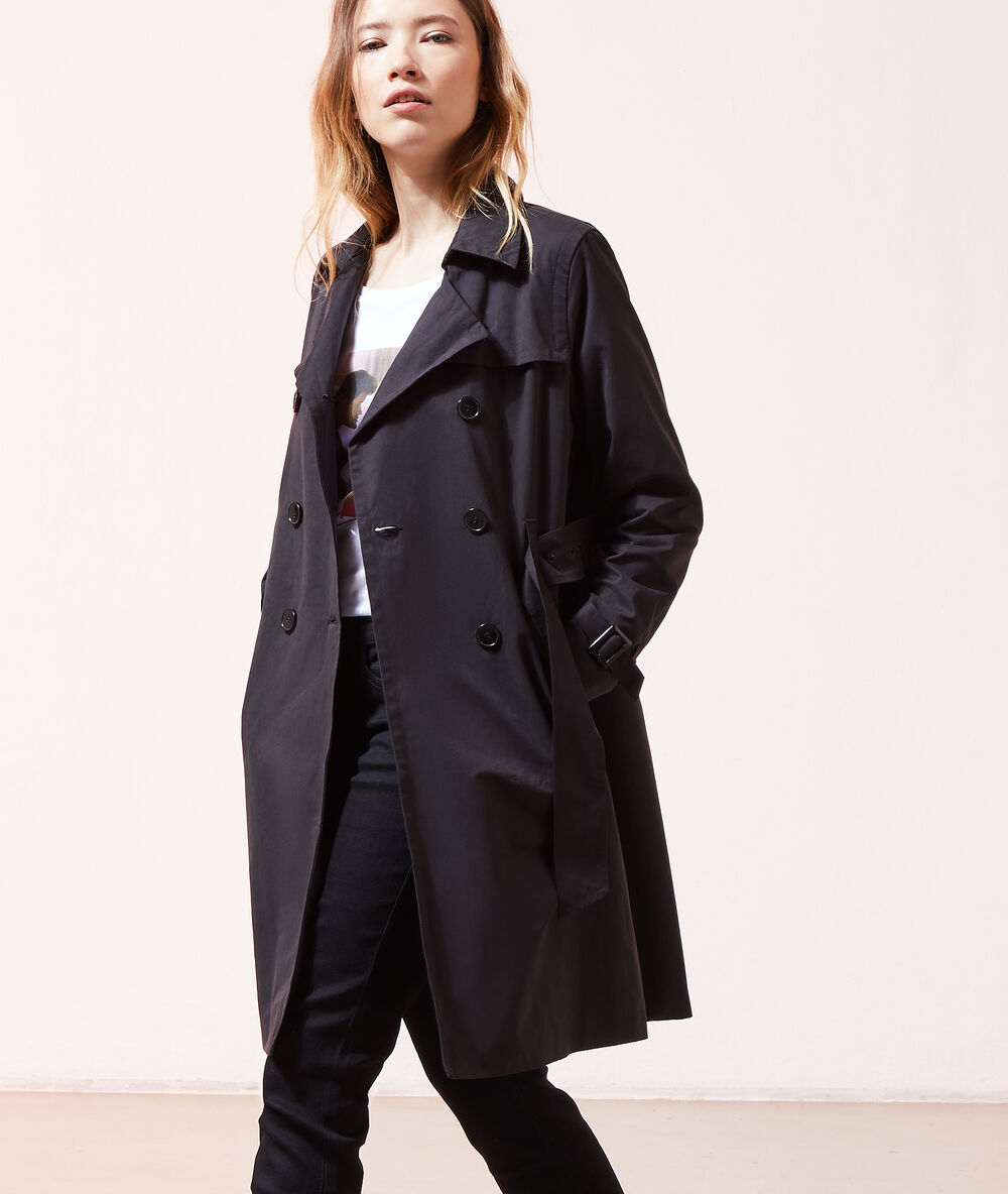 Trench con cinturón negro.