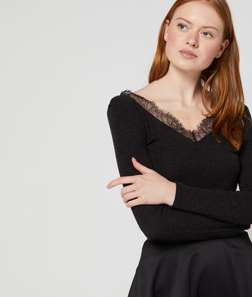Top escotado detalles guipur Top escotado detalles guipur