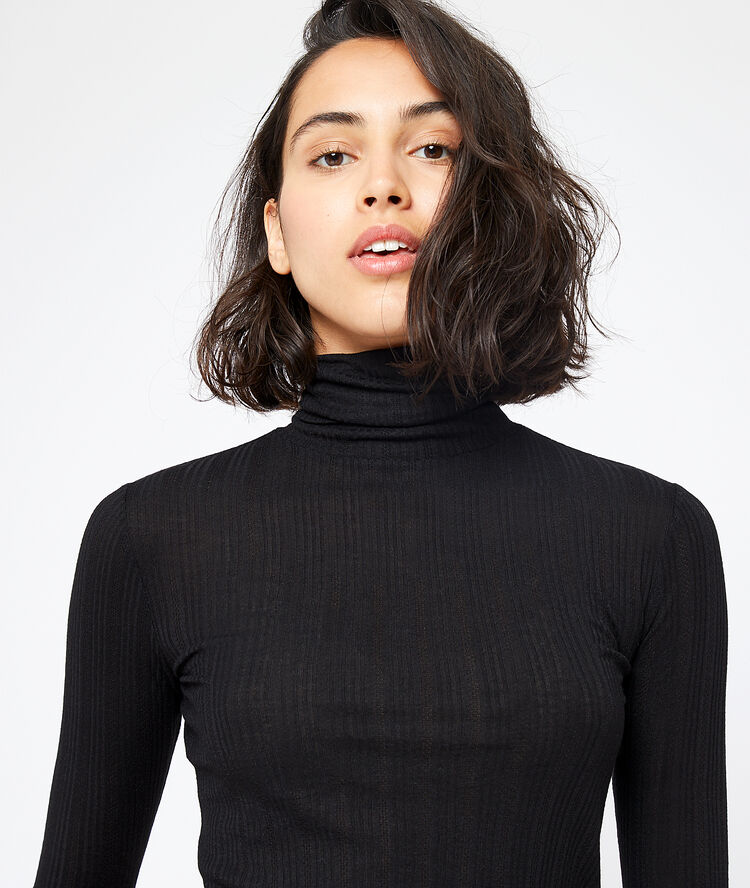 Camiseta acanalada de cuello alto negro.