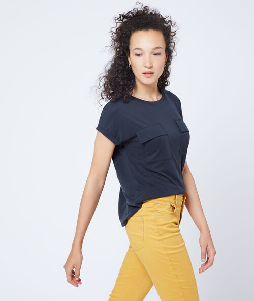 Camiseta con bolsillos negro.