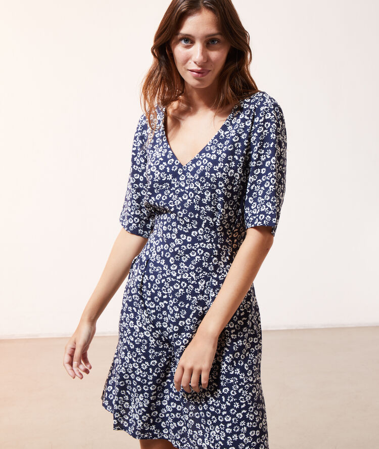 Vestido estampado floral azul marino.
