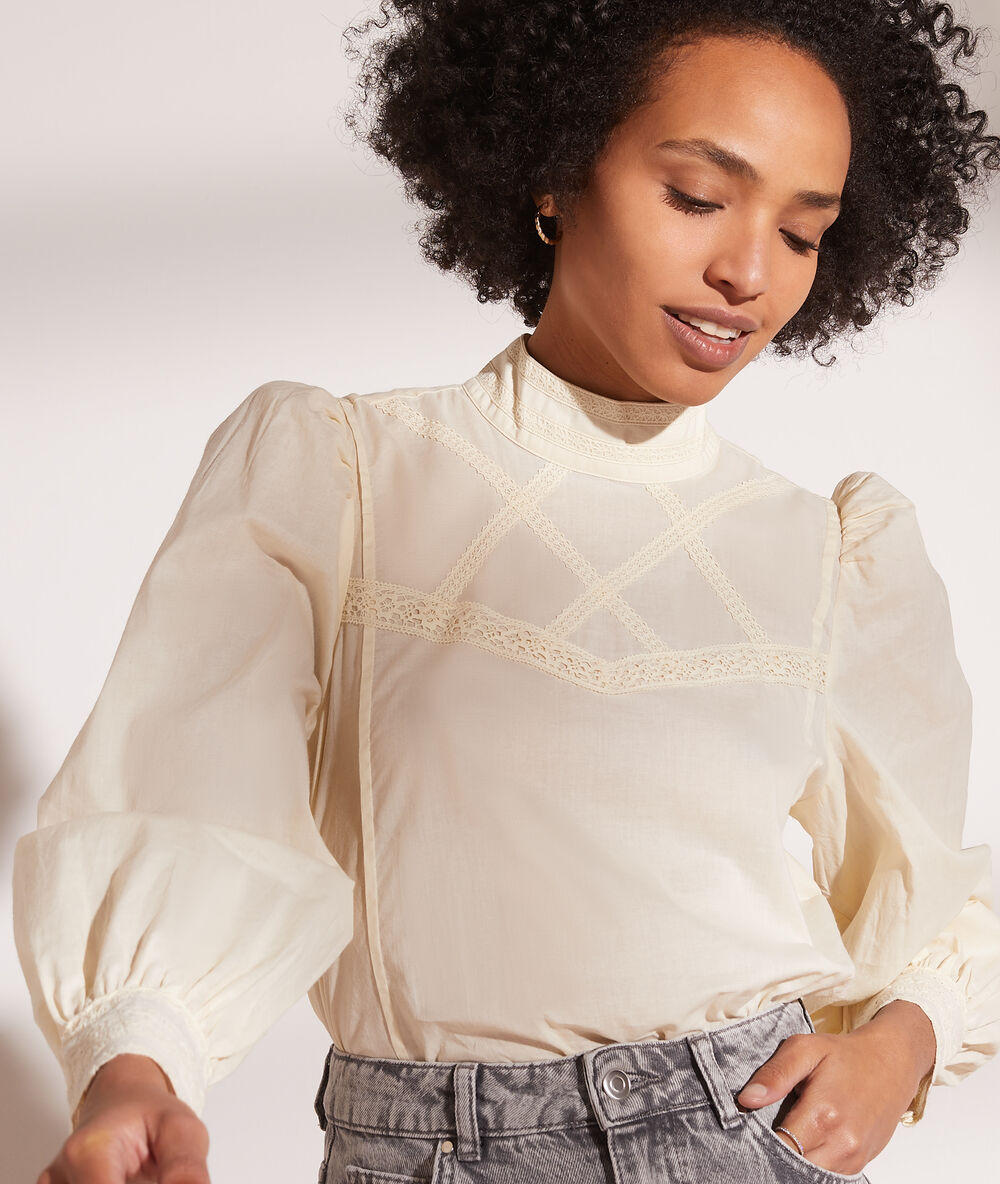 Blusa romántica amarillo pálido.