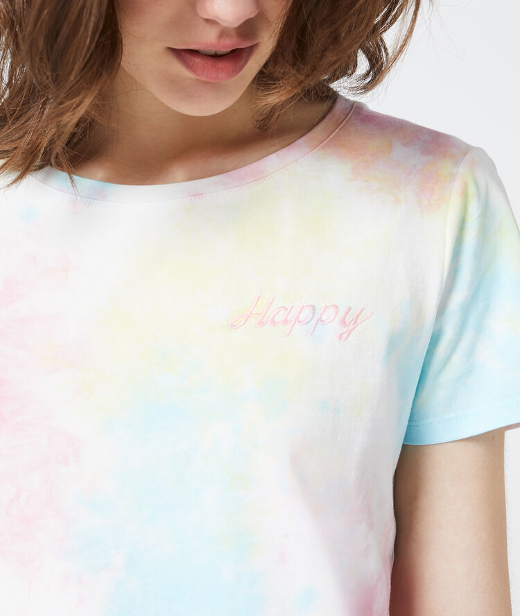 Camiseta estampada tie-dye rosa.