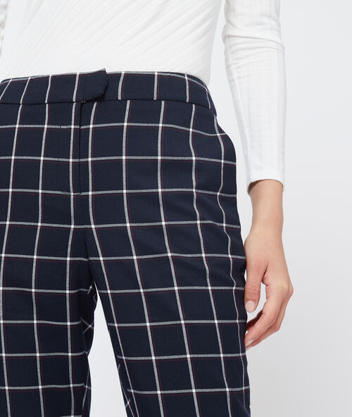 Pantalón cigarette a cuadros azul marino.