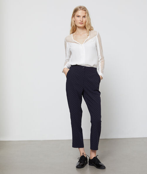 Blusa ajustada con encaje guipur crudo.