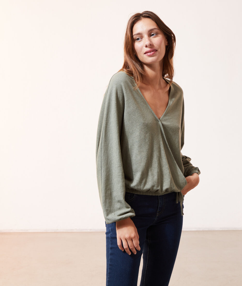 Blusa manga larga escote cruzado caqui.