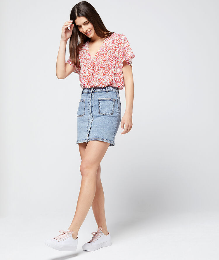 Blusa estampado floral carmín.