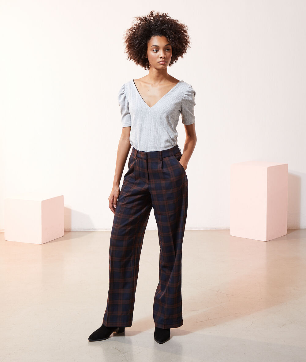 Pantalón ancho con pinzas burdeos.