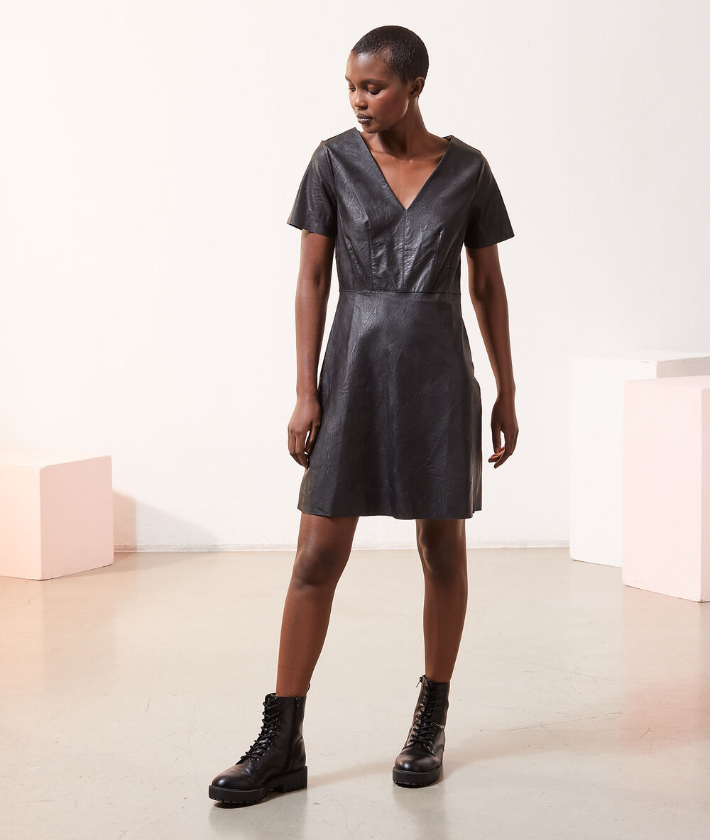 Vestido corto efecto piel negro.