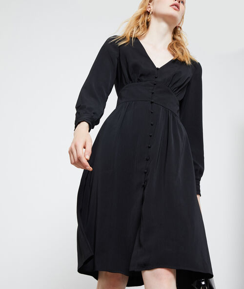 Vestido acampanado de botones negro.