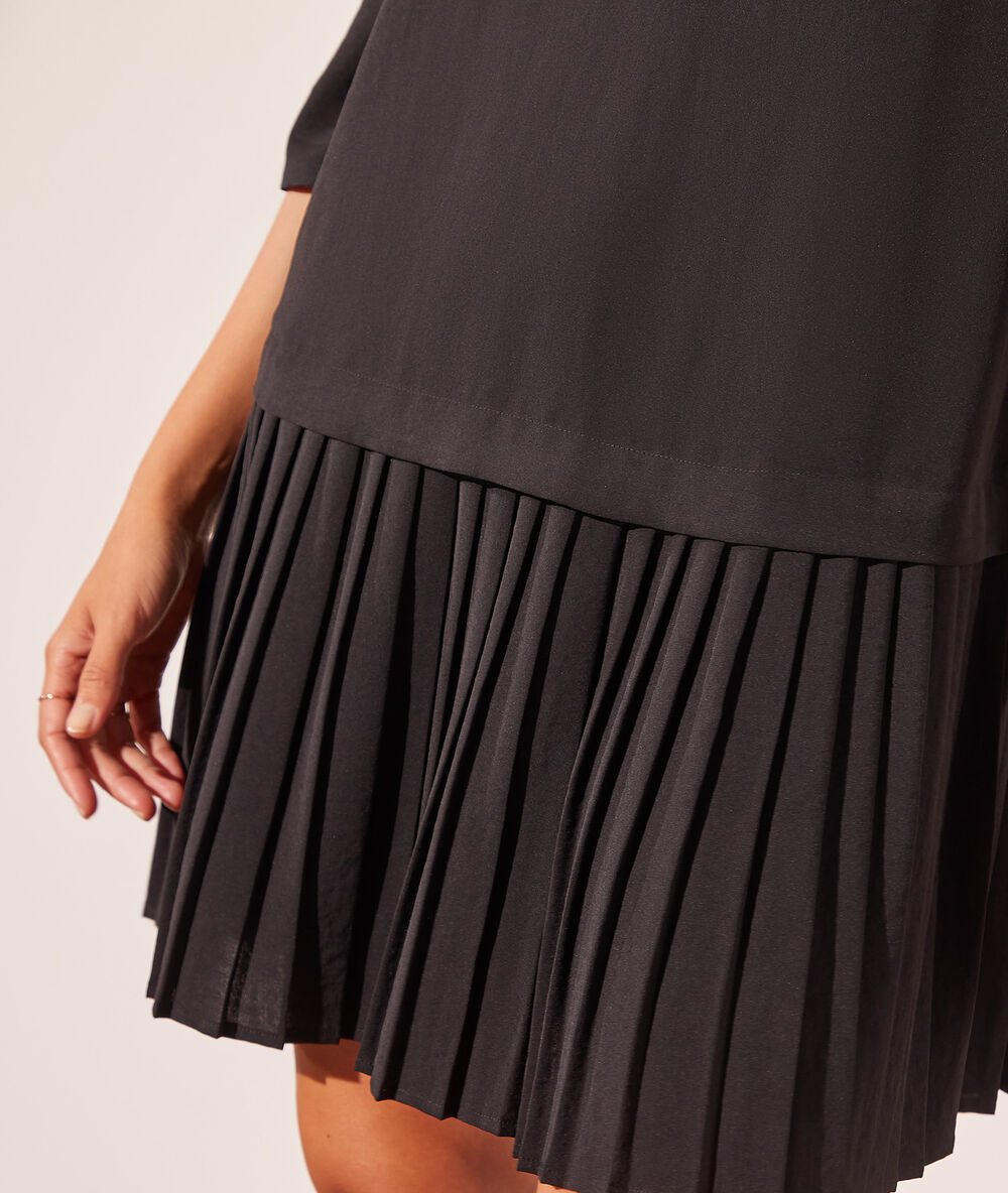 Vestido corto con falda plisada negro.