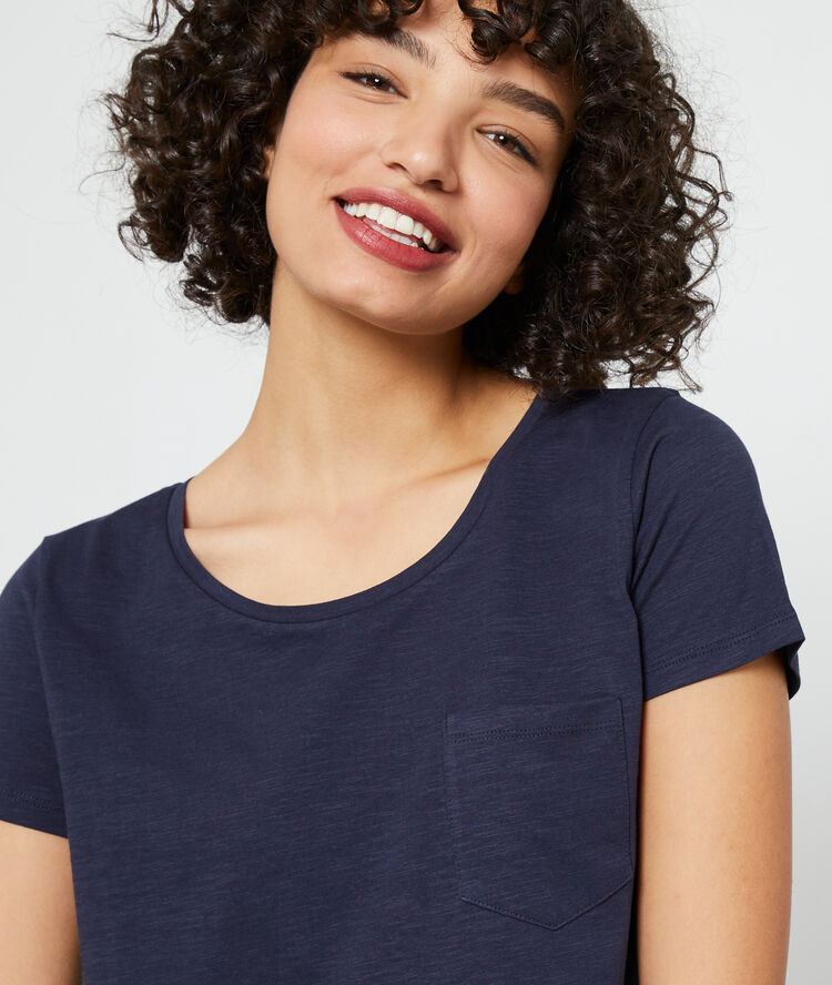 Camiseta de algodón orgánico azul marino.