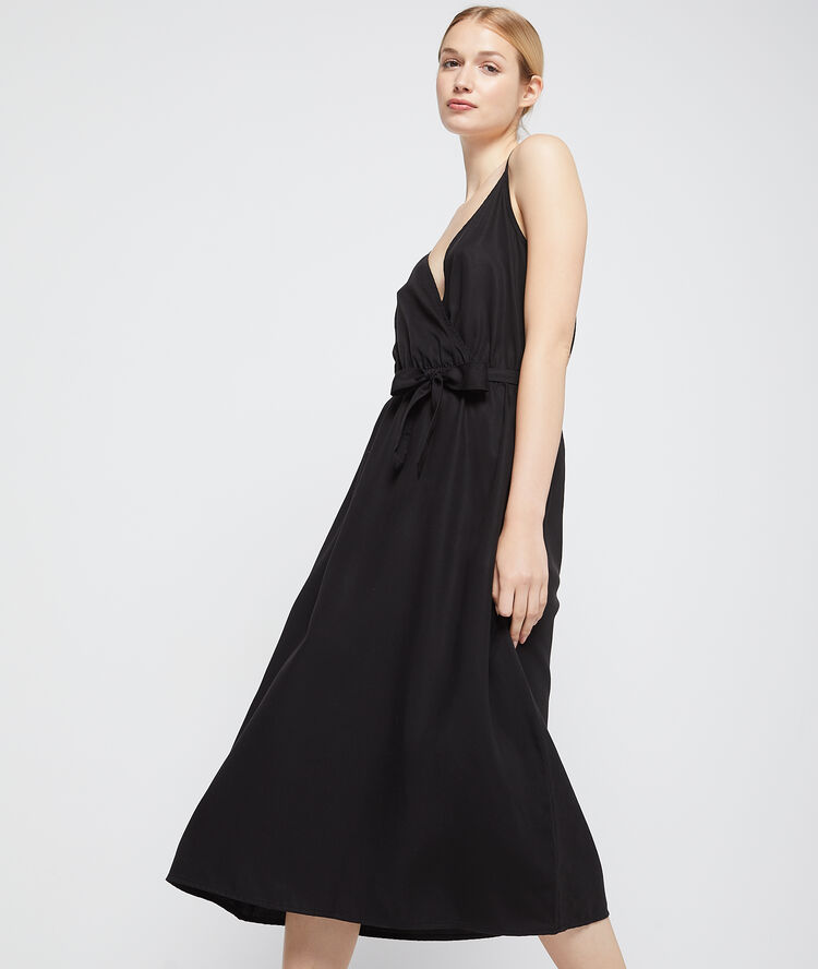 Vestido largo cruzado de tencel negro.