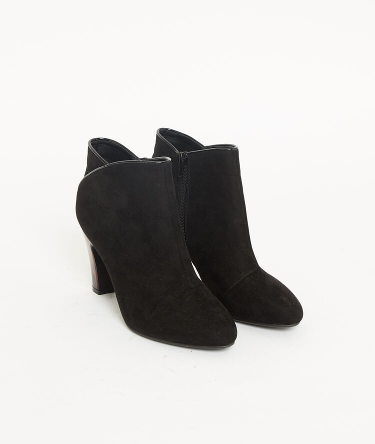 Botines con talones efecto mármol negro.