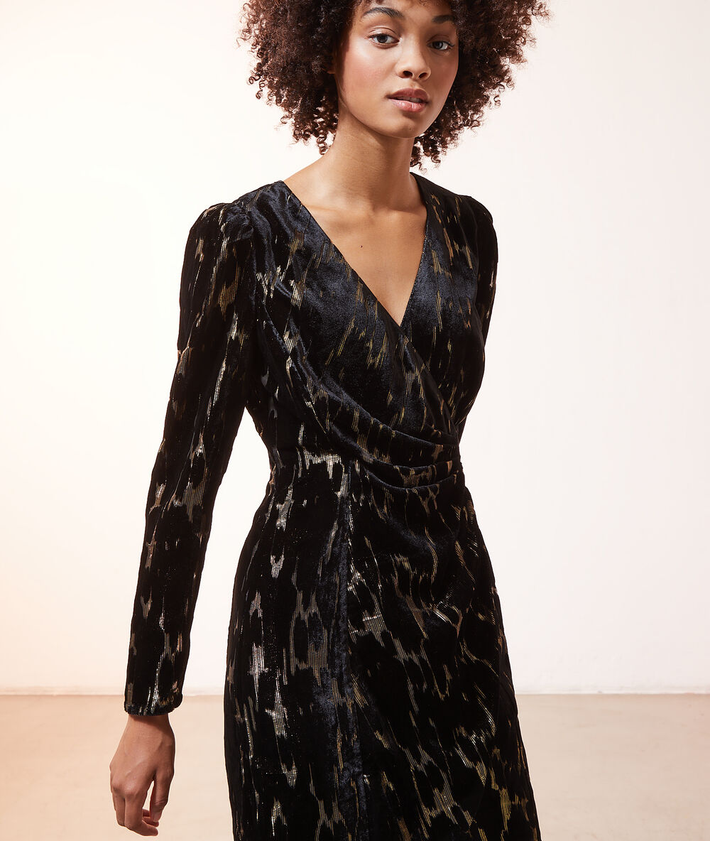 Robe en velours détails métallisés noir.