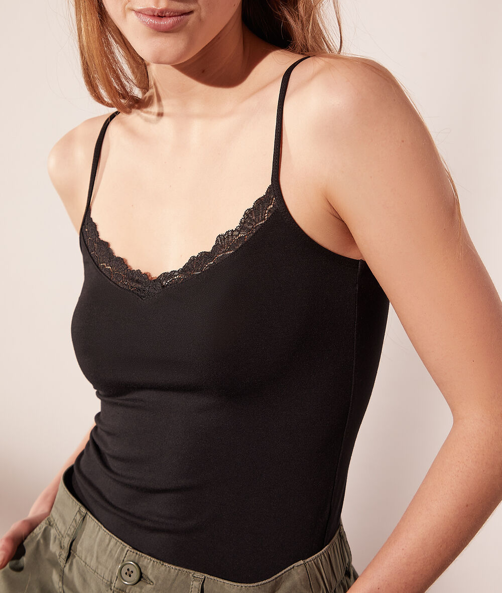 Camiseta escotada de guipur negro.