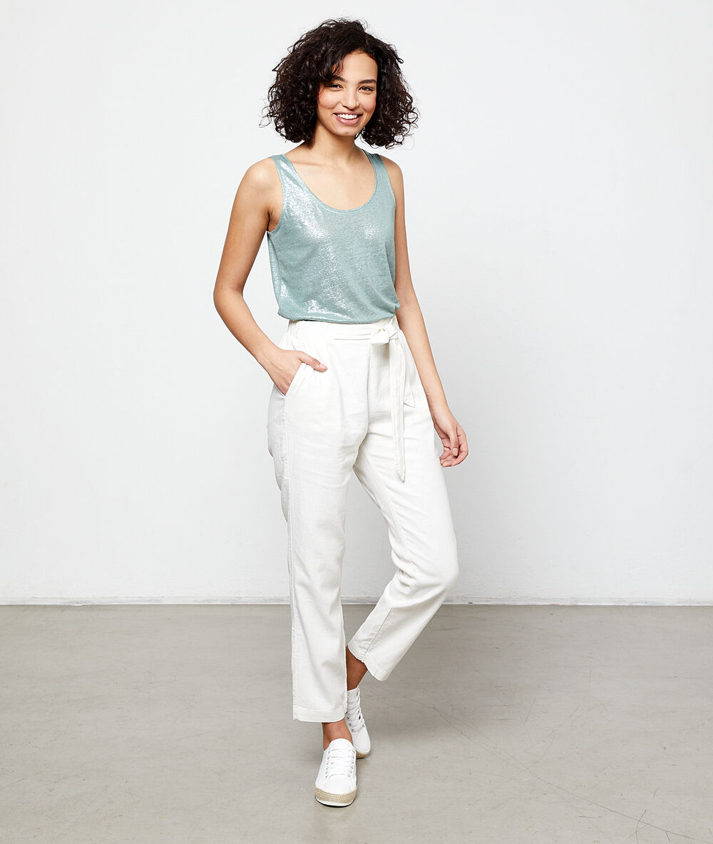 Pantalón de corte zanahoria anudado crudo.