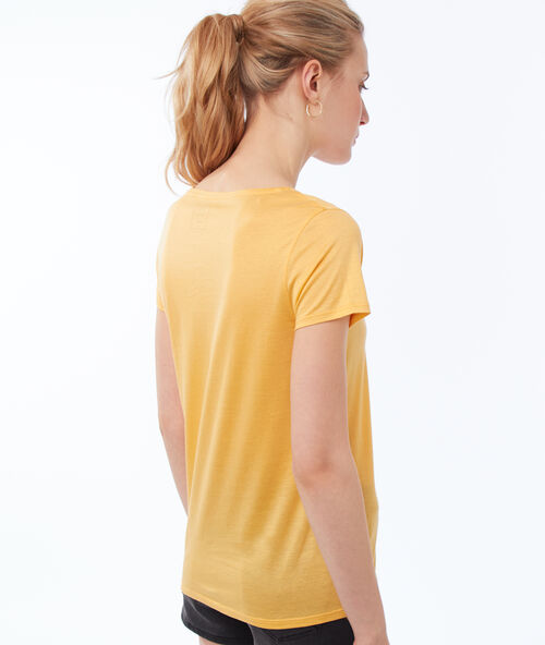 Camiseta lisa escote en v amarillo.