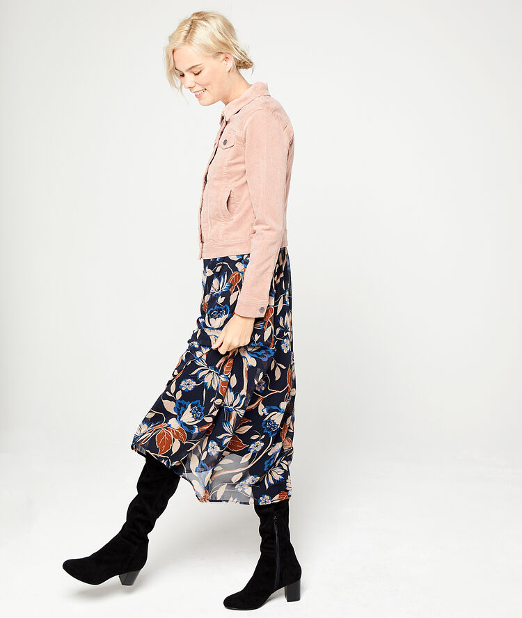 Chaqueta de pana rosa.