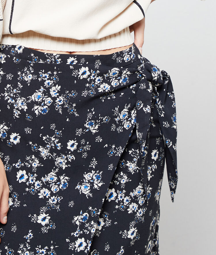Falda cruzada estampado floral azul marino.