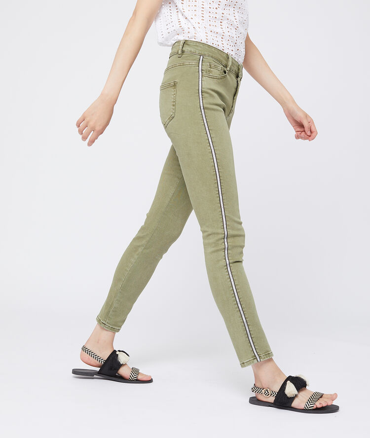 Pantalón ajustado con franjas laterales caqui.
