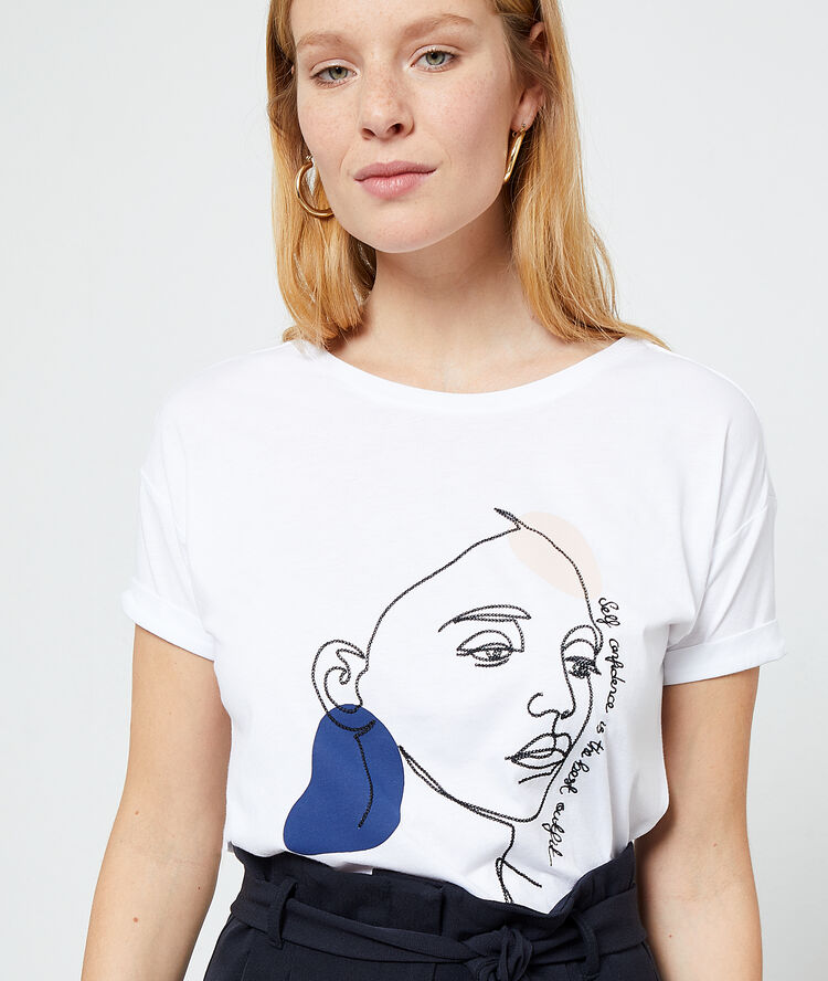 Camiseta bordada con algodón orgánico blanco.