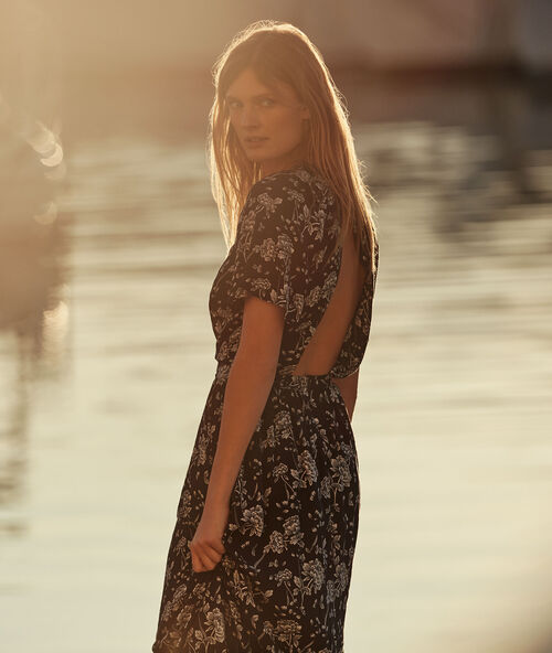 Vestido largo espalda abierta estampado floral azul marino.