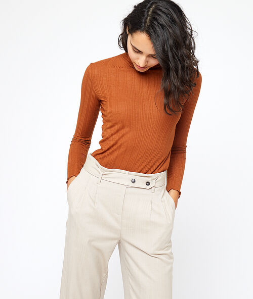 Camiseta acanalada de cuello alto c.ocre.