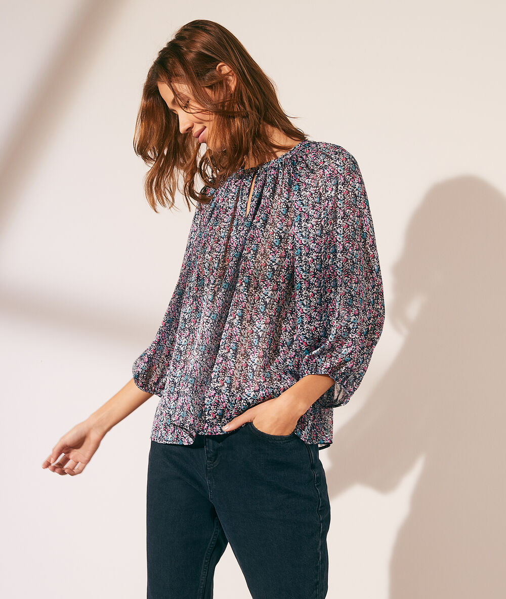 Blusa estampado floral azul.