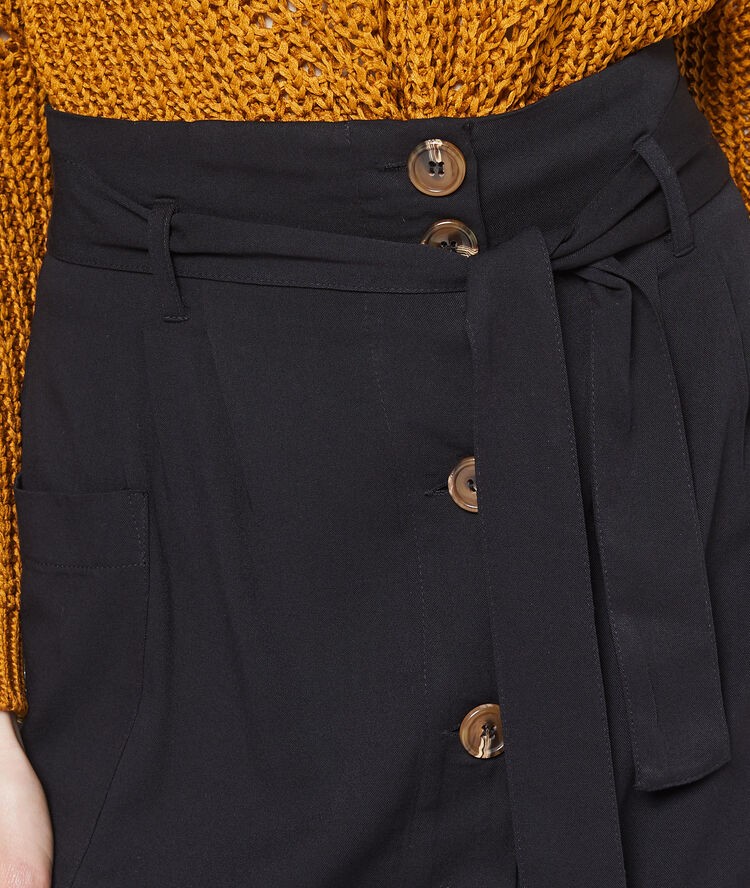 Falda midi abotonada negro.