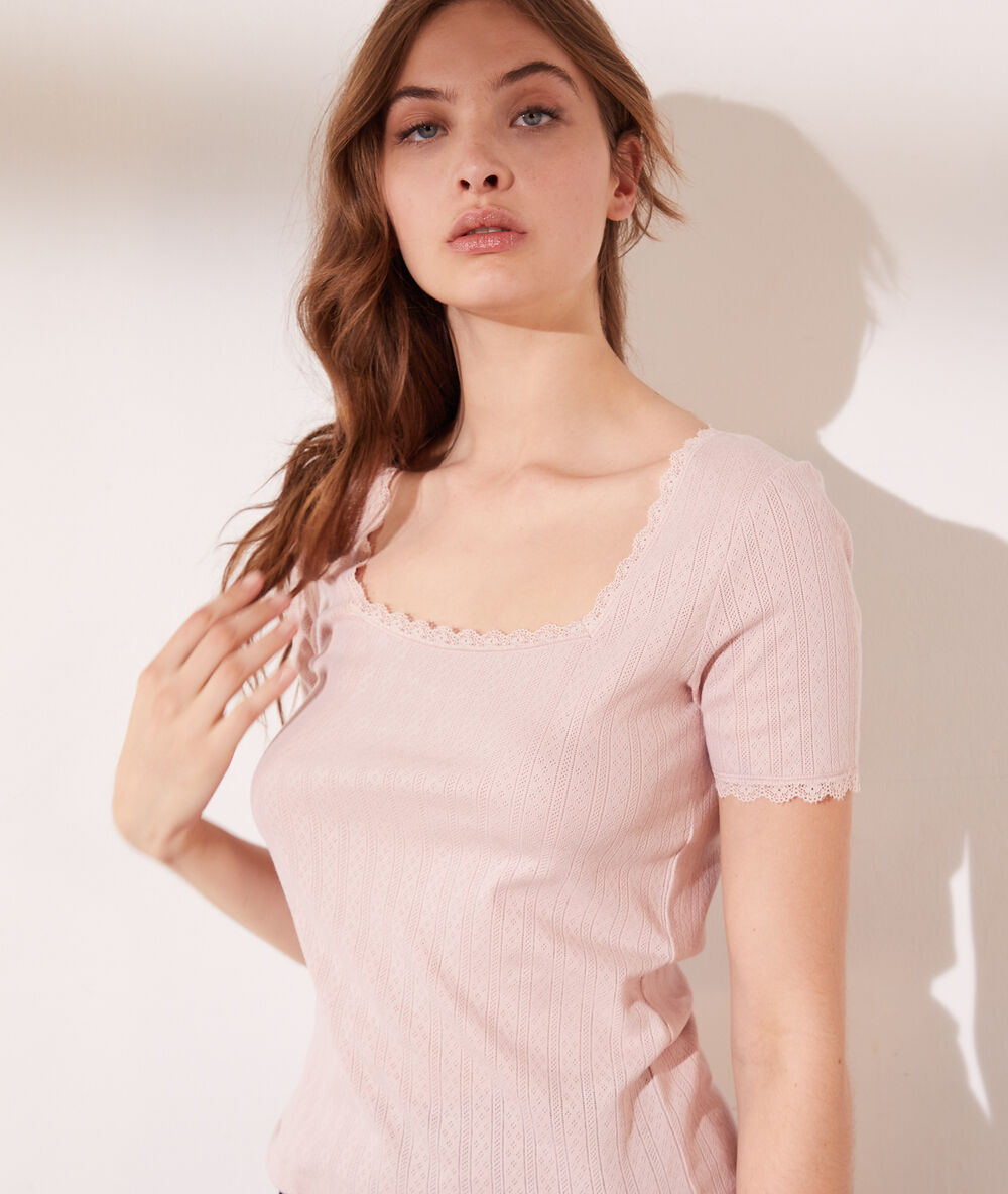 Camiseta estampado floral, motivos de encaje maquillaje.