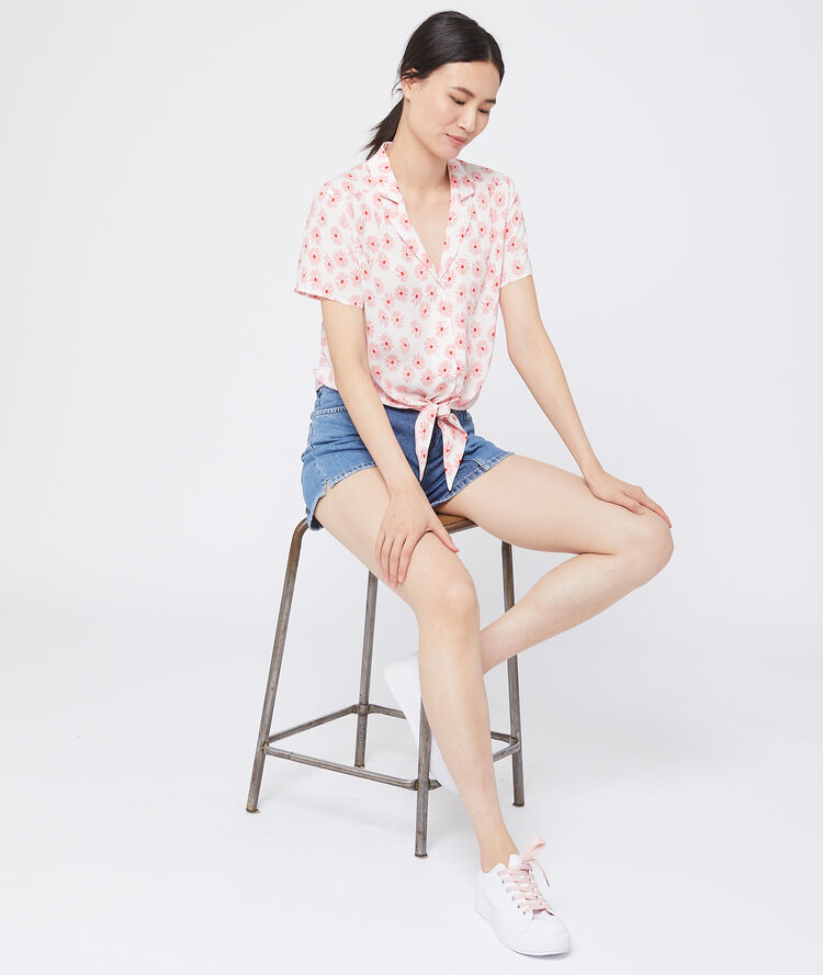 Blusa de manga corta con flores rosa palo.