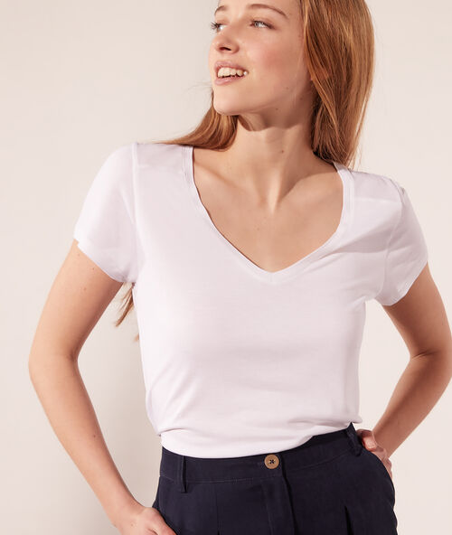 Camiseta cuello en v blanco.