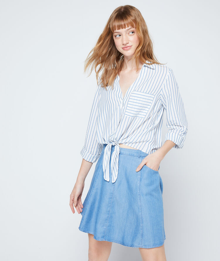 Camisa anudada azul cielo.