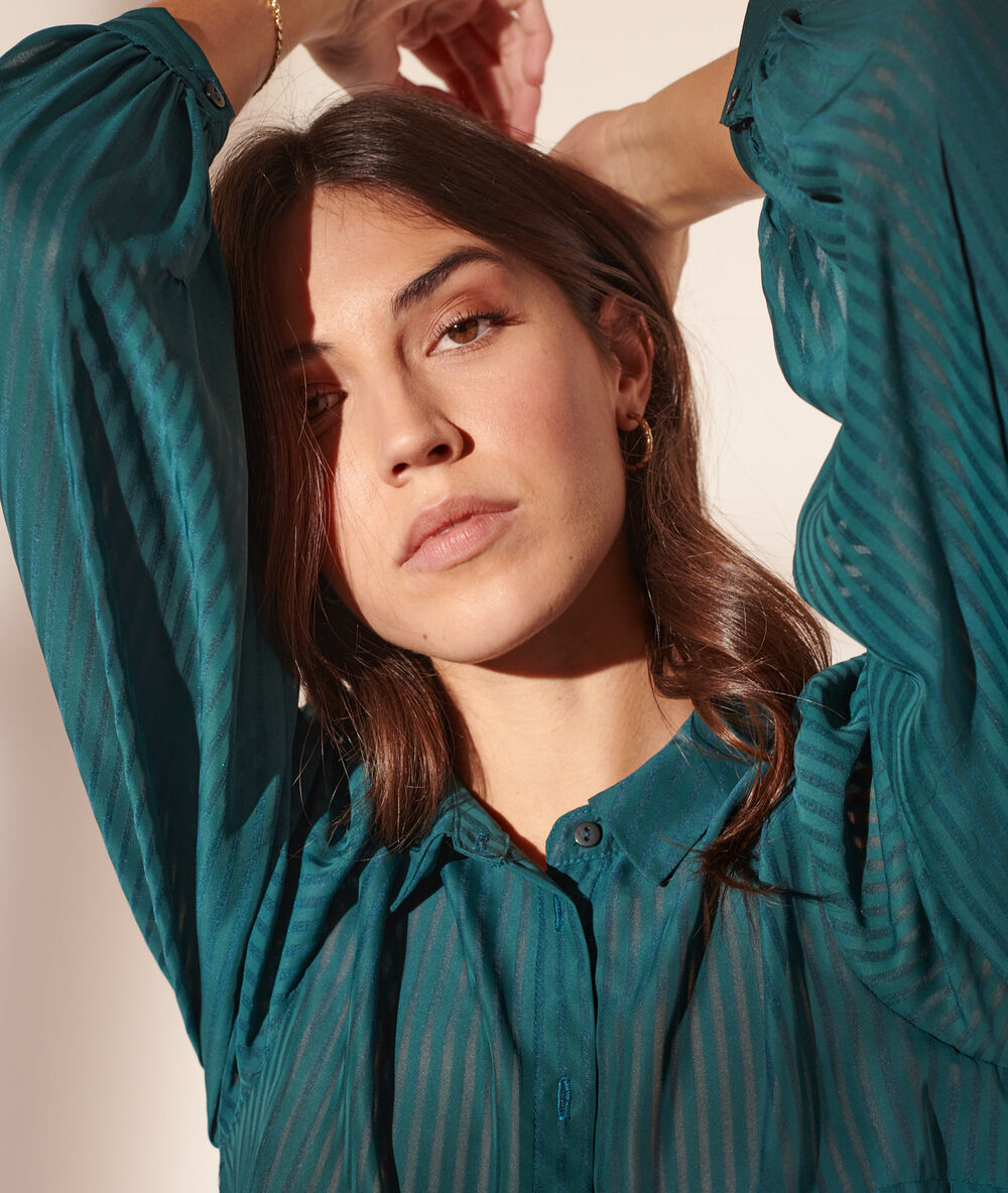 Blusa transparente verde.