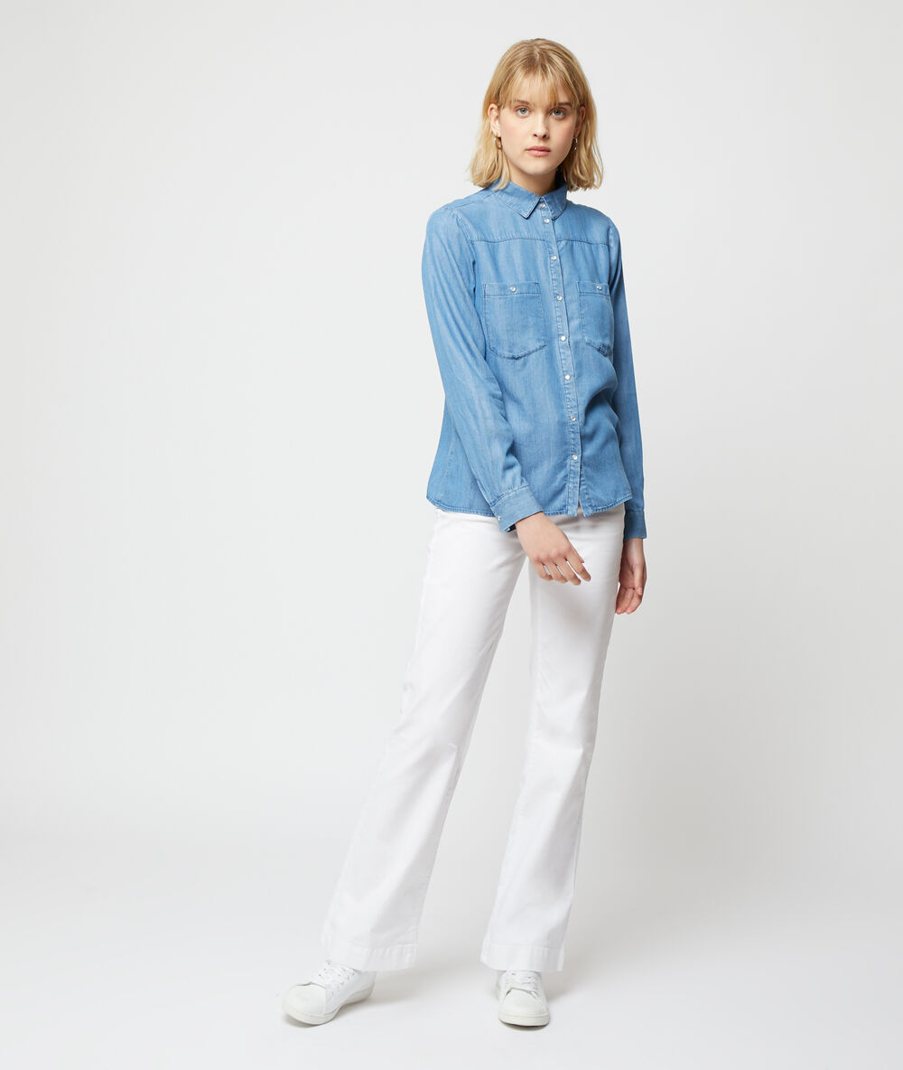 Camisa vaquera azul cielo.