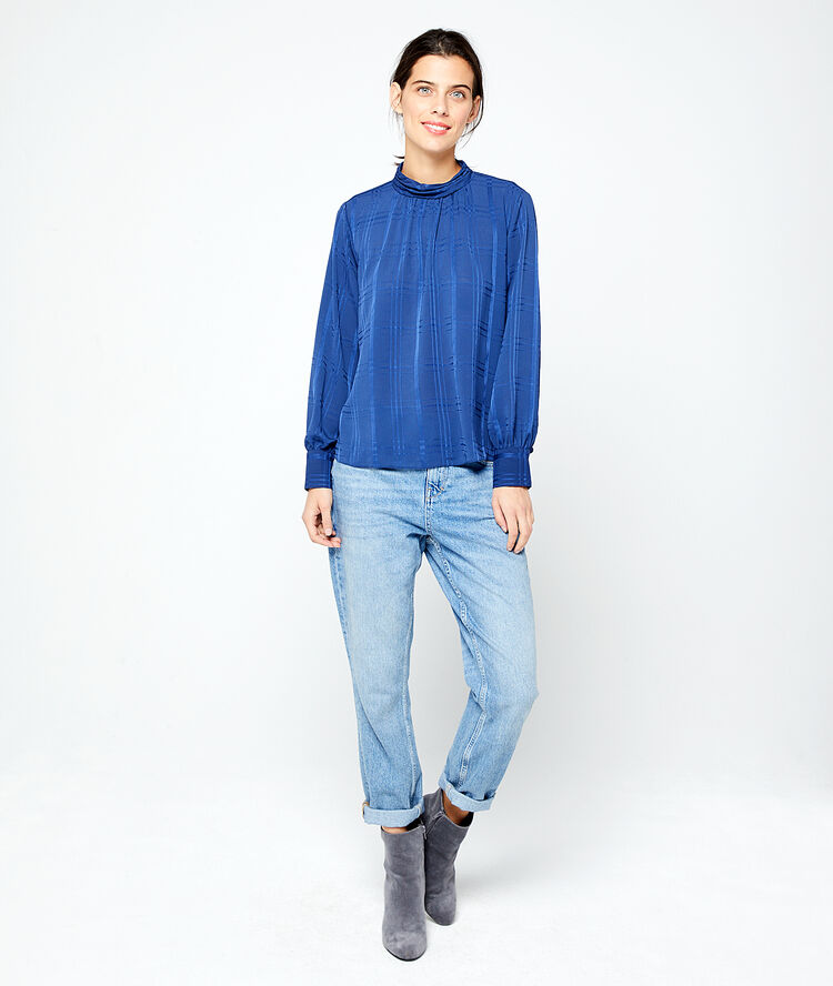 Blusa espalda abierta a cuadros azul marino.