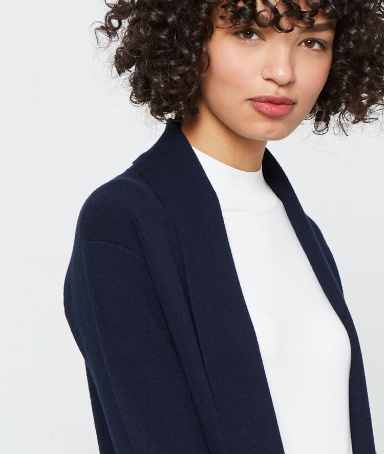 Chaqueta larga con bolsillos azul marino.