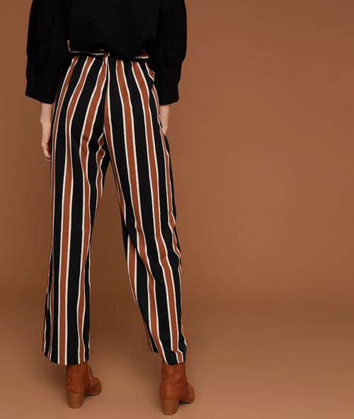 Pantalón largo con cinturón a rayas Pantalón largo con cinturón a rayas