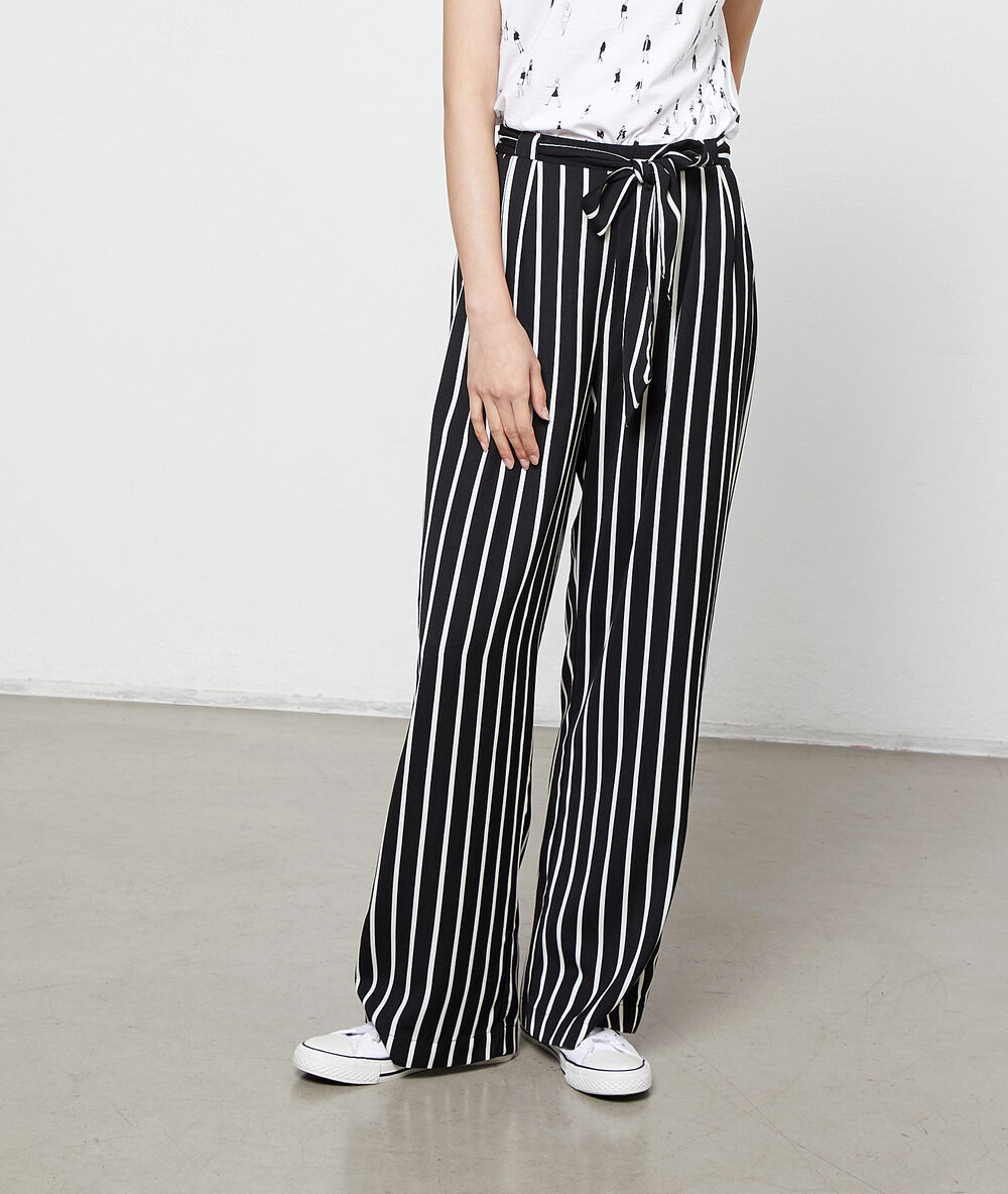 Pantalón ancho a rayas negro.