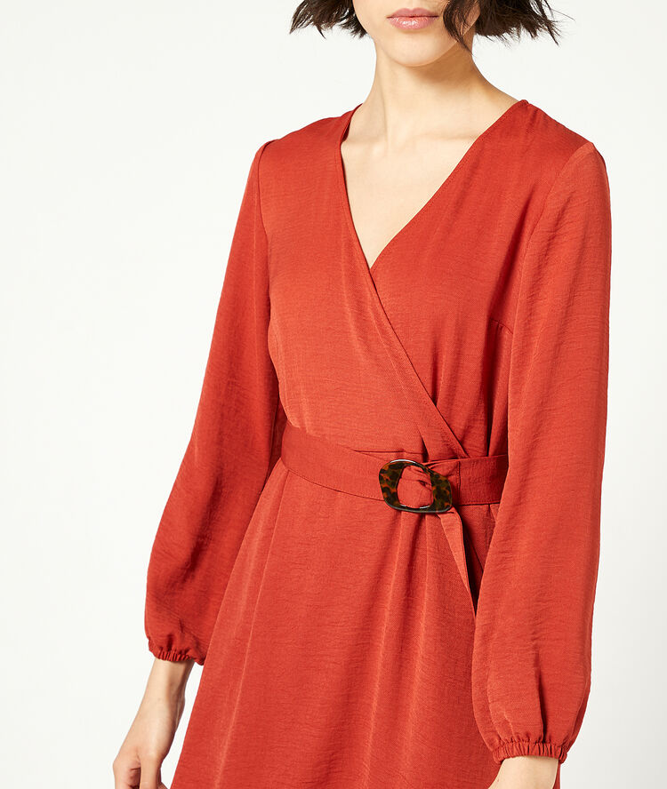 Vestido cruzado con cinturón rojo.