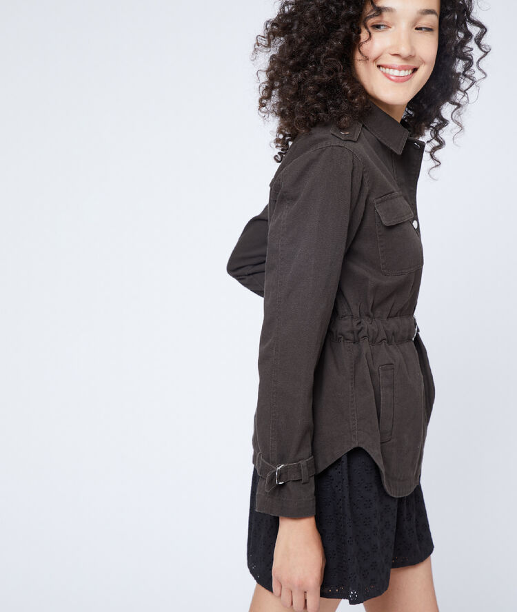 Parka con cinturón negro.