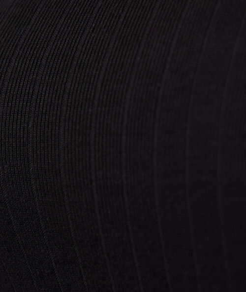 Camiseta de tirantes finos negro.
