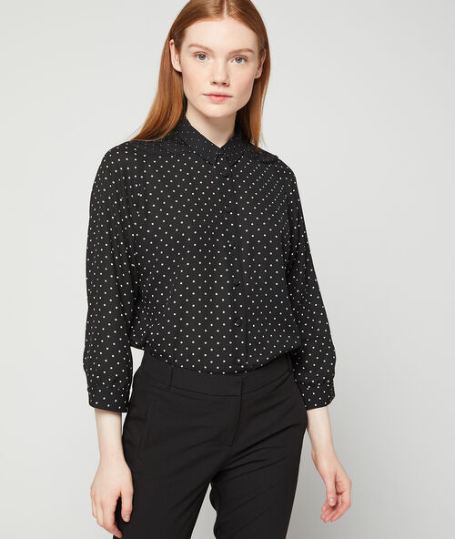 Camisa de lunares negro.