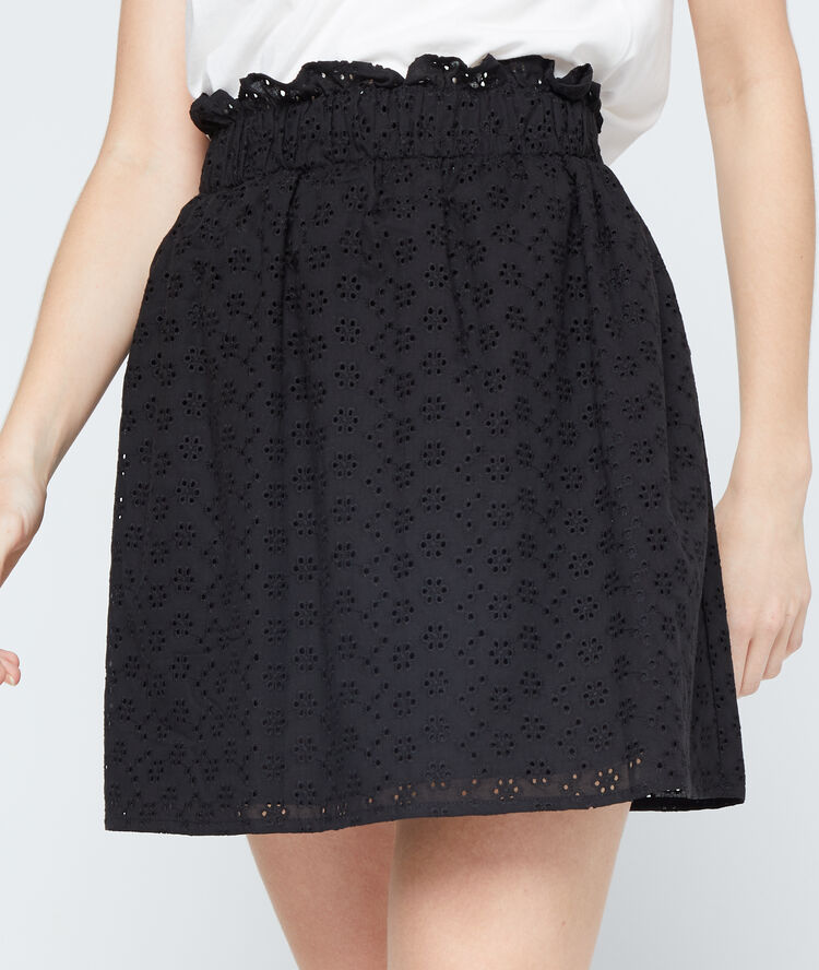 Falda con bordado inglés de algodón negro.