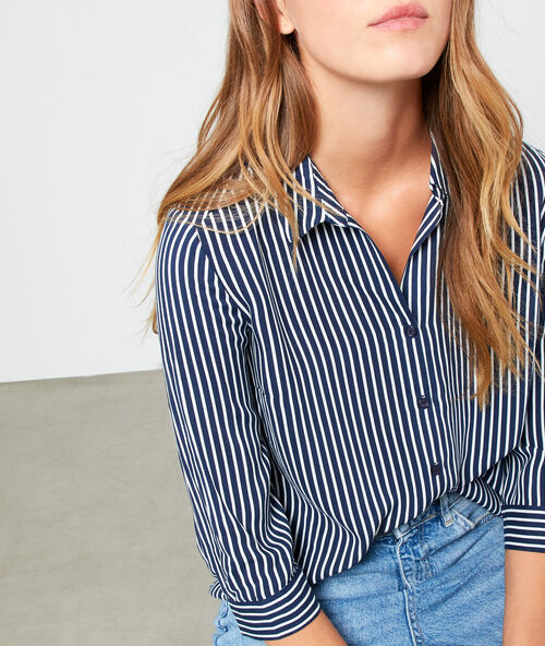 Camisa a rayas azul marino.