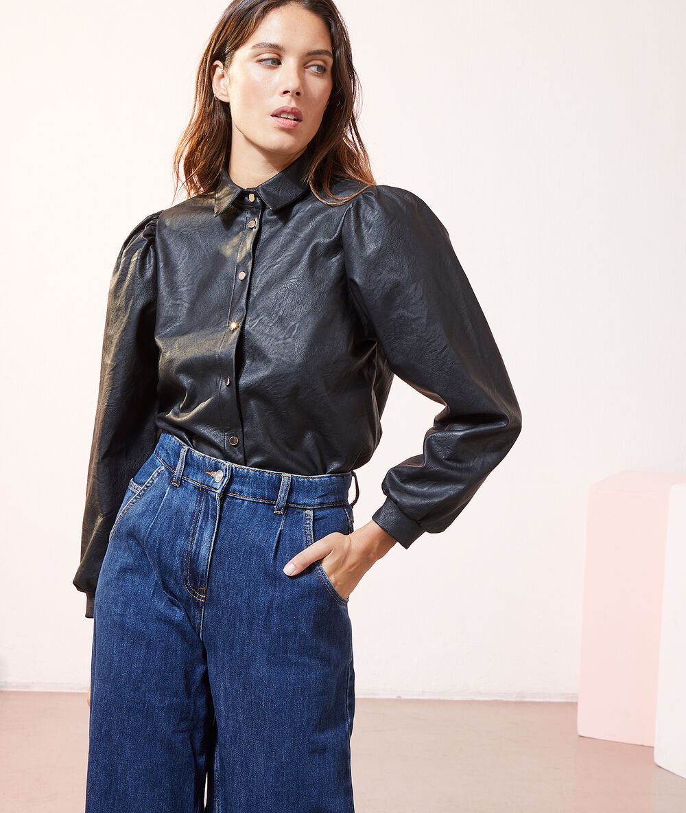 Chemise manches bouffantes effet cuir noir.
