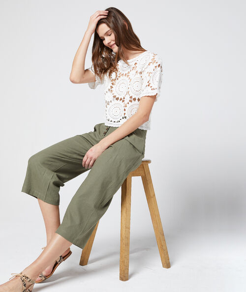 Pantalón midi con botones caqui claro.