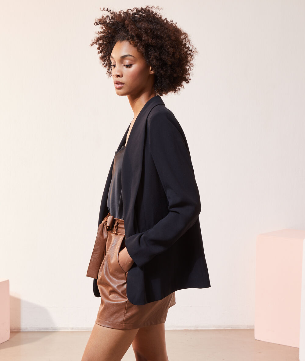 Blazer de corte recto negro.